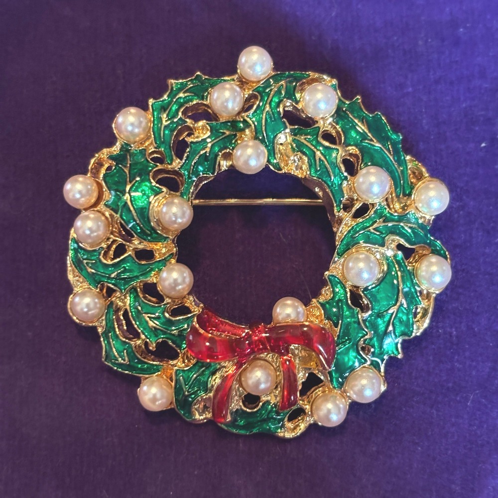 Vintage Christmas Wreath Red Bow Green Enamel Faux Pearl Brooch Pin